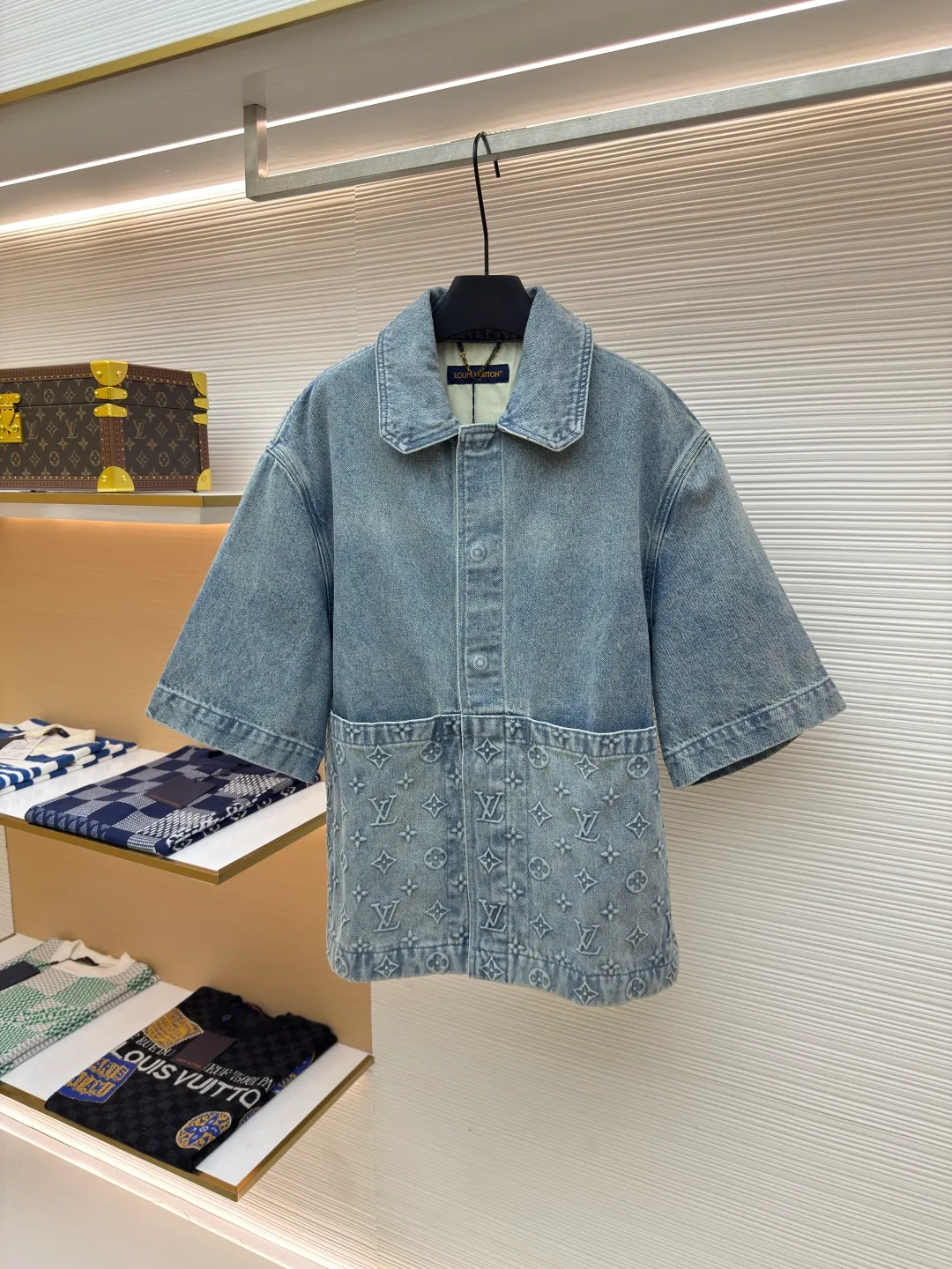 LOUIS VUITTON embossed denim jacket ●Authentic product: purchased and developed at 8599 ●Item number: 1680248-B25 ●Fabric: washed denim ●Technology: distressed washed ●Version: fitted version ●Weight: about 975g ●Size: 46-48-50-52 ●Description: embellished with classic Monogram elements. The season's sharp corner pockets are designed with zippered trouser legs to create a loose fit. The hammer fixing ring takes on the shape of an LV and is paired with a special leather tag. The overall wiring is straight and delicate, the fabric is comfortable and soft, and the color is consistent without color difference. It can be matched with the same style to create a fashionable look and control various occasions. Customized accessories, complete with three standards, same style for men and women!